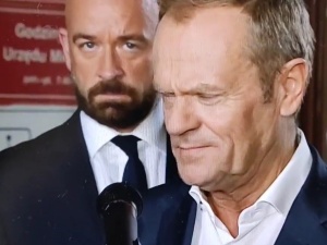 „Jak Pan to skomentuje?” Po tym pytaniu „Faktów” TVN Tusk aż zmrużył oczy [WIDEO]