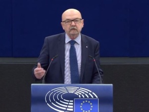 [video] Zero wiedzy, ignorancja, napędzanie się ideologiczną nienawiścią i nabzdyczeniem. Potężna orka prof. Legutki na europosłach w PE
