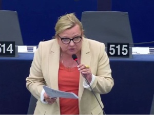 [WIDEO] Ulegacie polskiej opozycji, która teraz żebrze, żebyście nie dali Polakom pieniędzy. Mocne wystąpienie Beaty Kempy w PE