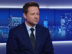 „Ja jestem osobą nietuzinkową”. Trzaskowski znów tłumaczy się z „dupiarza”. Internauci w śmiech