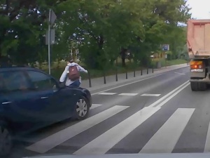 Jechał pod prąd, by ominąć korek. Dramatyczny wypadek nagrała kamera [WIDEO]