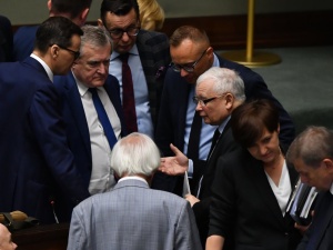 Najnowszy sondaż: PiS i KO tracą. Dobre wieści dla Hołowni i Konfederacji