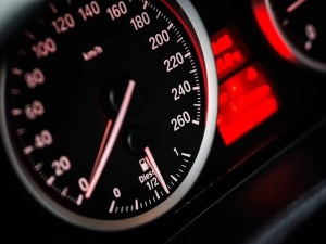 Zakaz sprzedaży samochodów z napędem spalinowym od 2035 r. Jest furtka „dla bogatych”