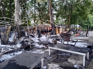 Spłonęło „miasteczko” KOD pod Sejmem. „Służby znalazły 11 butli z gazem” [FOTO]