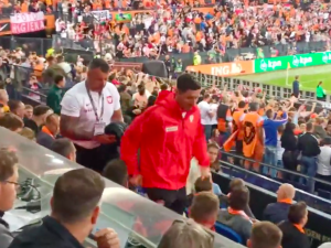 [WIDEO] Sytuacyjny taniec Lewego na trybunach wśród kibiców. Nagranie hitem internetu 