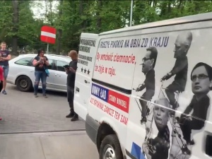 [wideo] „Je**ć PiS, (…) pisowcy wypier****ć!” Tak wyglądało blokowanie stacji Orlenu