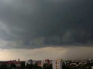 [video] Lubelskie: Potężne ulewy i burze, grad, zalane miasta i wsie. 47 interwencji strażackich