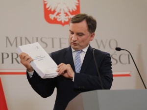 [WIDEO] Zbigniew Ziobro chce się założyć z premierem o... butelkę śliwowicy łąckiej. Zaskakujące słowa ministra