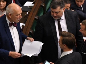 Konfederacja znów pod progiem. Ogromna liczba niezdecydowanych. Zobacz najnowszy sondaż