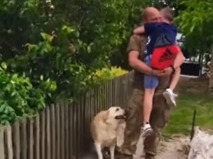 Tak syn wita ojca wracającego z frontu. Ten obraz chwyta za serce [WIDEO] 