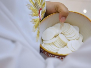 „Kanibalizm”. Szokujące. Jezuita zaatakował… Eucharystię i Boże Ciało