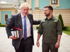 „W ostatniej chwili wycofał się z ważnej konferencji”. Boris Johnson z niezapowiedzianą wizytą w Kijowie