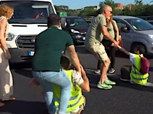 [WIDEO] Radykalni ekolodzy zablokowali ulicę. Kierowcy wzięli sprawy w swoje ręce