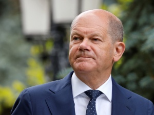 „Bild”: Jeśli Scholz podchodzi do tego poważnie, to już dziś nada transportom broni najwyższy priorytet