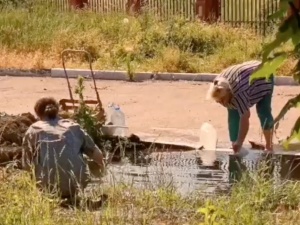 Szokujące nagranie z Mariupola. Ludzie zbierają wodę z kałuży [WIDEO]