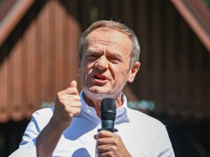 Tusk grzmi, że PiS wprowadzi zakaz rozwodów. Jest odpowiedź Morawieckiego