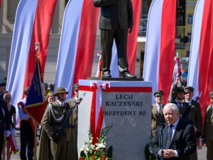 Spie...aj, dziadu!. Okrzyki podczas ceremonii odsłonięcia pomnika Lecha Kaczyńskiego