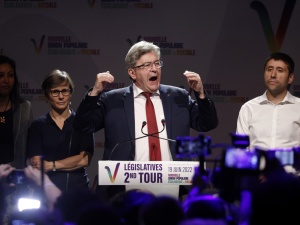 Francja. Lider koalicji lewicy Melenchon ogłosił „rozbicie partii prezydenckiej”