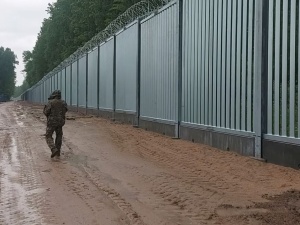 [FOTO] Straż Graniczna: Białoruscy żołnierze usiłowali zrobić podkop pod barierą