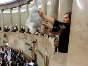 Kto posprzątał po „happeningu” Jachiry? Pracownik Centrum Informacyjnego Sejmu publikuje zdjęcia