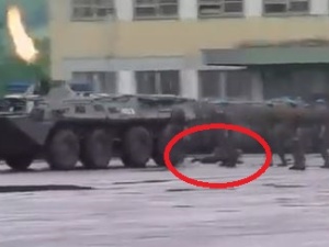 [WIDEO] Szokujące nagranie z Rosji: Podczas defilady transporter opancerzony przejechał żołnierza