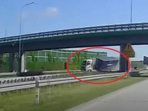 [WIDEO] Groźny wypadek na A1. Potężne zderzenie dwóch ciężarówek
