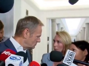 [wideo] Tusk kpiąco reaguje na happening Jachiry. „Mówi pani tak, jakby nie wiem, co zrobiła no”