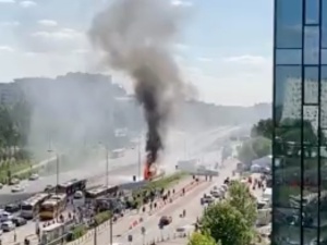 Warszawa: Autobus nagle stanął w płomieniach. Opublikowano nagranie [WIDEO]