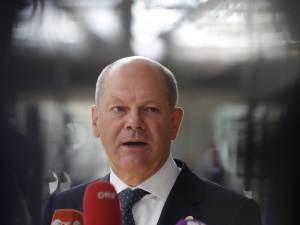 Niemiecka prasa: zapierający dech w piersiach zwrot w polityce Scholza