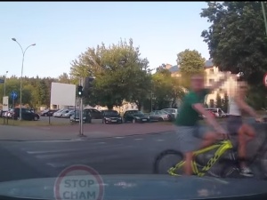 „Nie widzicie, że to jest przejście?” Mocna awantura kierowcy z rowerzystami w Mielcu [WIDEO]