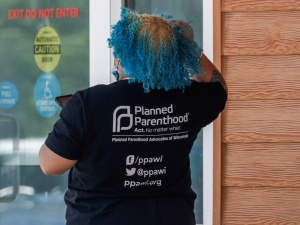 Sąd Najwyższy USA obalił aborcyjny precedens Roe vs. Wade. Żałoba w Planned Parenthood