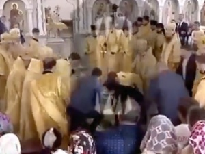 Patriarcha Cyryl poślizgnął się i upadł w trakcie nabożeństwa. Sieć obiegło nagranie [WIDEO]