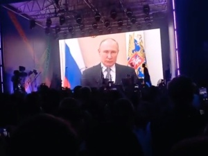 Rosyjscy uczniowie zagłuszali przemówienie Putina: Niet wajnie! Niet wajnie!' [VIDEO]