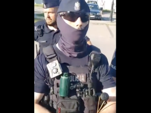 „Będę tu stał. Jesteś piz*ą”. Ostra reakcja policji wobec agresywnego demonstranta po spotkaniu z Kaczyńskim [WIDEO]