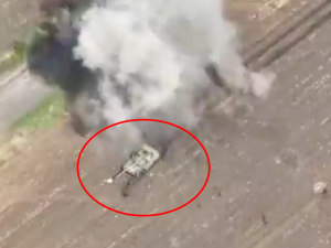 [WIDEO] Rosyjski żołnierz jak gdyby nic postanowił przejechać przez zaminowane pole. Nagranie podbija sieć