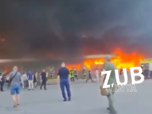 [WIDEO] Rosyjski pocisk trafił w centrum handlowe w Krzemieńczuku, gdzie było ponad tysiąc osób. Jest nagranie