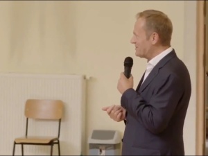 Tusk tłumaczył się z uległości wobec Merkel. „Dlaczego się śmiejecie?” [WIDEO]