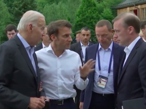 [WIDEO] Biden rozmawiał z Macronem. Nagle wkroczył doradca prezydenta USA. Jest nagranie 