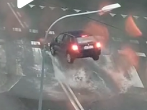„O Boże kochany”. Auto nagle wystrzeliło w powietrze. Zaskakujące nagranie ze Świdwina [WIDEO]