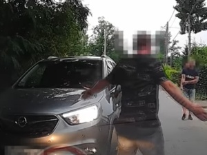 [WIDEO] Cofasz, czy nie, bo będziemy stali do wieczora. Awantura na wąskiej jezdni