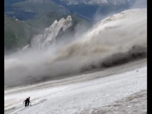 [video] Koszmar we Włoszech: Tak oderwał się fragment lodowca w Dolomitach. Zginęło 6 osób, 16 zaginionych