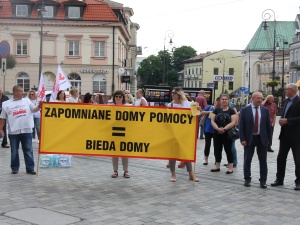 Zapomniane bieda-domy. Pracownicy DPS-ów pikietują
