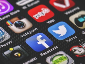 PE przyjął nowe przepisy ws. usług w internecie. Media społecznościowe będą musiały walczyć z dezinformacją