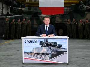Szef MON zatwierdził umowę na bezzałogowe wieże dla transporterów Rosomak. Wartość kontraktu to 1,7 mld zł