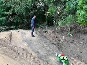 Białoruś: Polski dyplomata złożył kwiaty na zniszczonych grobach żołnierzy AK w Mikuliszkach