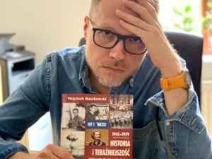 „Ledwo dałem radę”. Poseł PO chciał skrytykować podręcznik prof. Roszkowskiego. Internauci zjedli go śmiechem