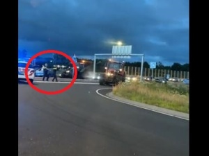 [wideo] Masowe protesty rolników w Holandii. Policja ostrzelała ciągnik z protestującym rolnikiem. „Nowy poziom demokracji”