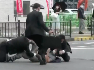 [WIDEO] Są nagrania ze śmiertelnego zamachu na byłego premiera Japonii. „Upadł po drugim wystrzale. Krwawił”