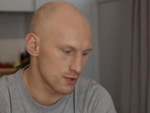 Jedzenie... poniżej czegokolwiek. To nie jest jedzenie. Diablo dramatycznie o swoim pobycie w więzieniu