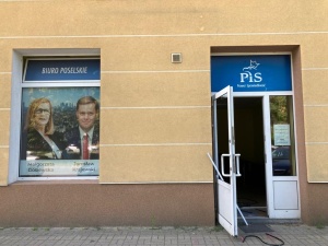 „O takie działania panu chodziło, panie ⁦Tusk?”. Dewastacja biura PiS [FOTO]